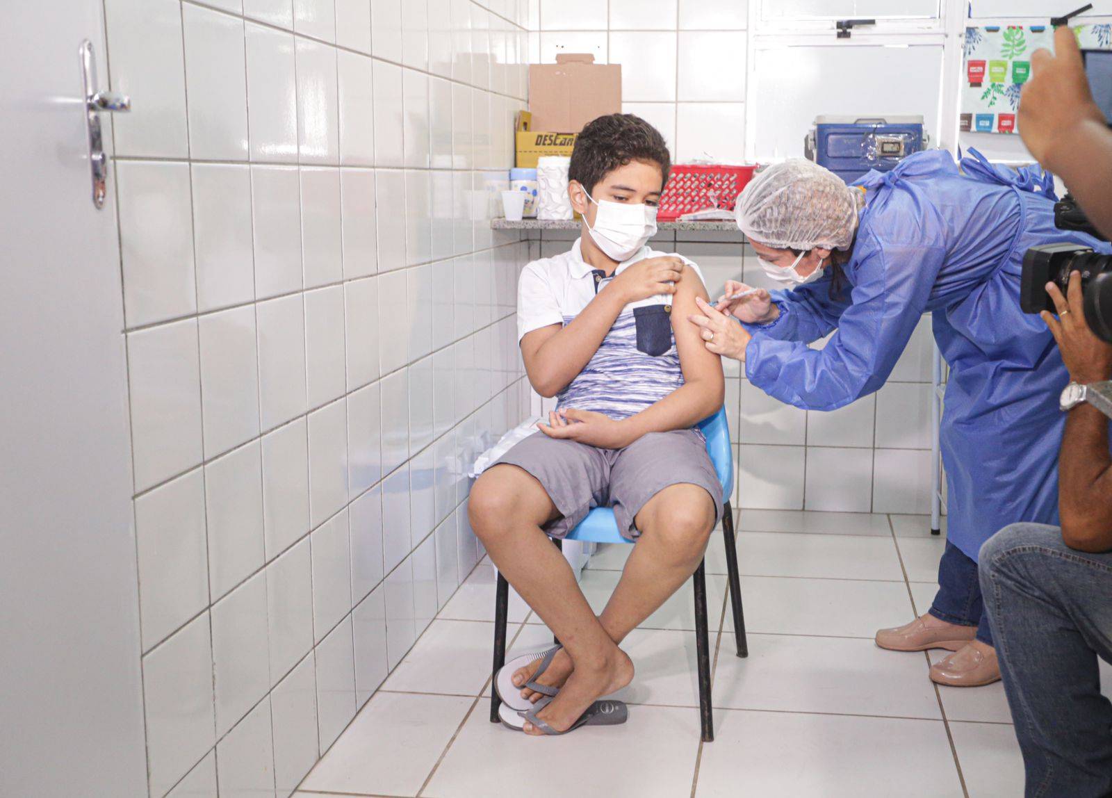 Criança é vacinada contra a Covid-19 em Teresina